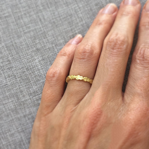 Line of Leaves Band - 3mm in Yellow Gold